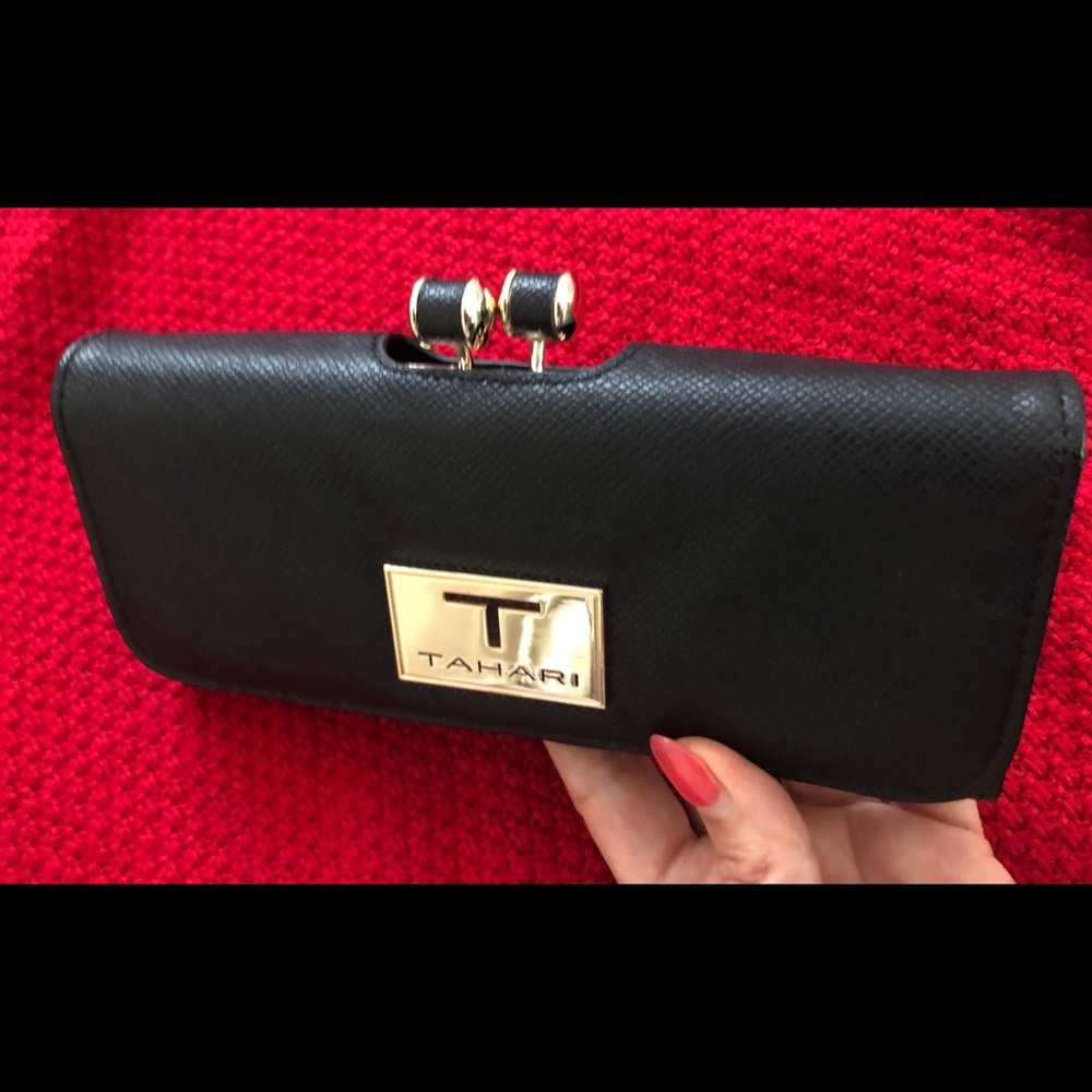 Tahari Women’s wallet/clutch Organizer